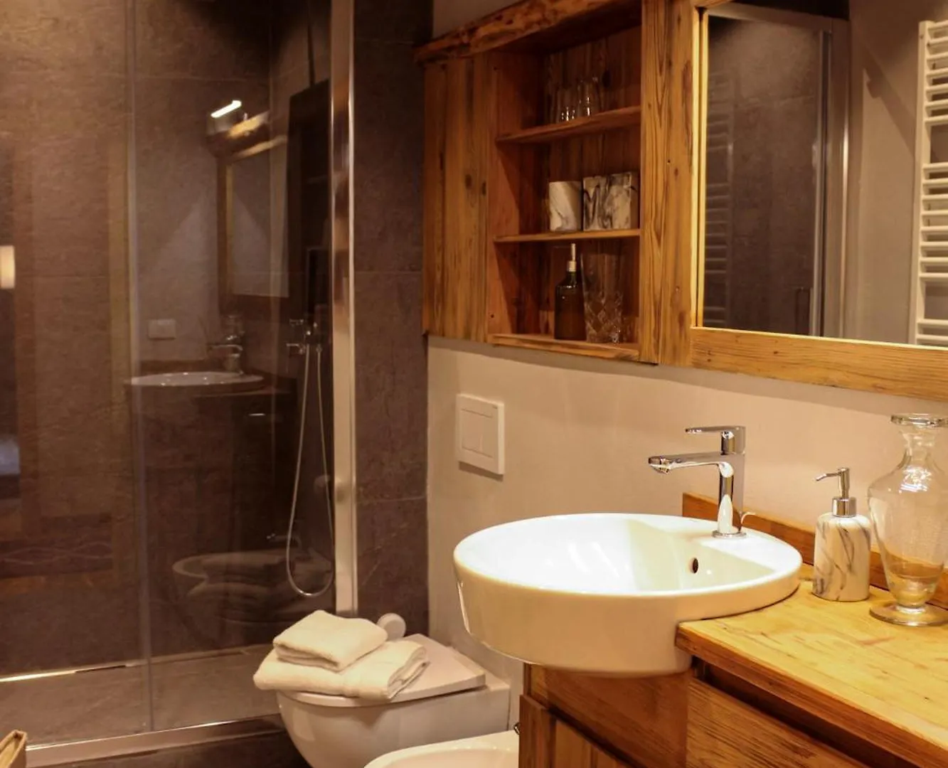 Modern Mountain Retreat With Tre Cime And Lake Views Auronzo di Cadore Apartment